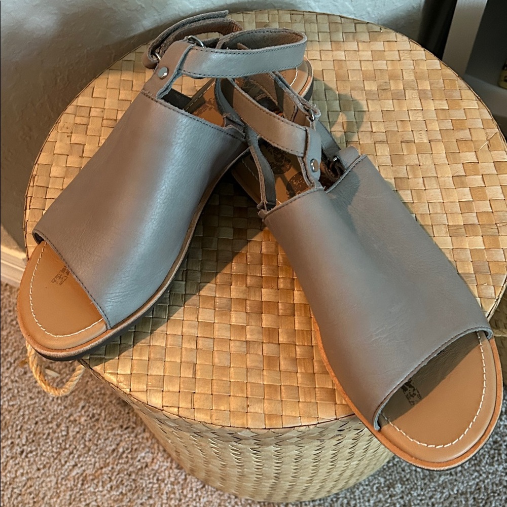 Sorel Women’s Open-Toe Ankle Strap Sandal in Taupe